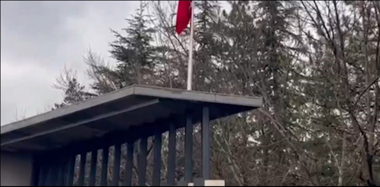 �ehit Komandolar dura��nda y�pranan T�rk bayra�� yenisiyle de�i�tirildi