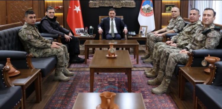 Polis �zel Harekat Ba�kan� �nsal Hayal�den Vali �i�ek�e ziyaret