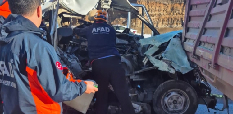 ��renci servisi ile TIR �arp��t�: 1 �l�, 7 yaral�