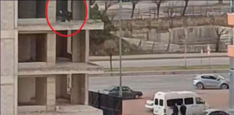 �ntihar giri�iminde bulunan �ah�s, kendisini ikna etmeye �al��anlara ta� f�rlatt�