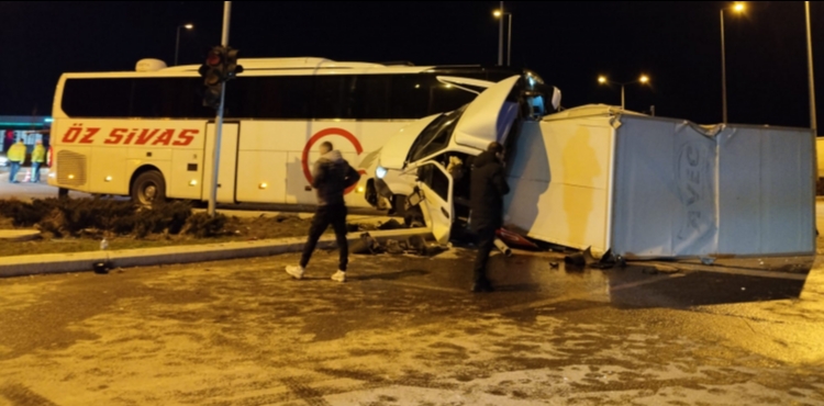 Yolcu otob�s� ile kamyonet �arp��t�: 5 yaral�