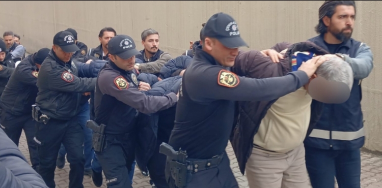 Organize su� �rg�tlerine e� zamanl� operasyonda g�zalt�na al�nan 9 ki�i adliyede