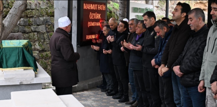 Adana�da trafik kazas�nda �len 2 ya��ndaki Mahmut, Kayseri�de topra�a verildi.