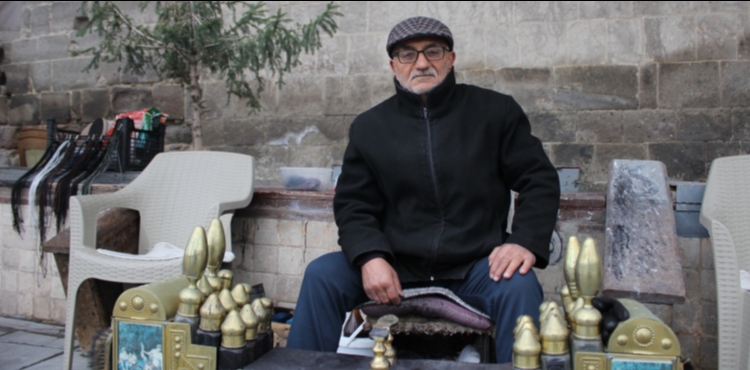 Babas�n�n yan�nda ba�lad��� ayakkab� boyac�l���n� 35 y�ld�r yap�yor