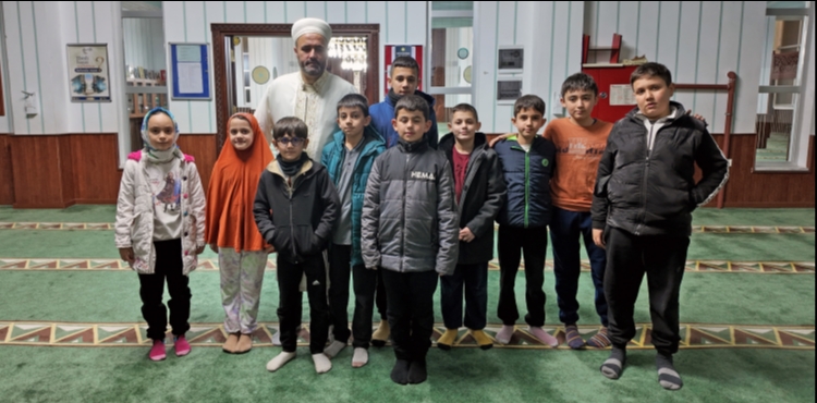 Talas�ta camiler �ocuklar�n ne�esiyle �enleniyor