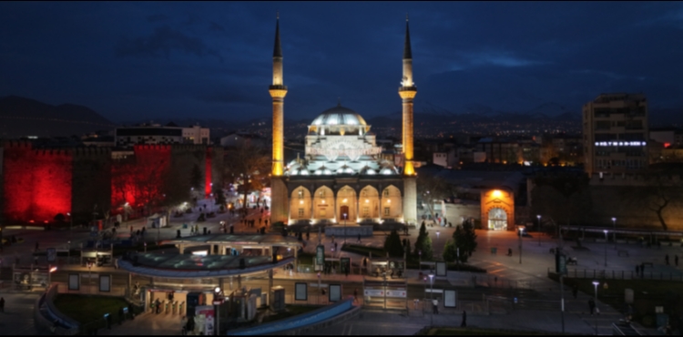 B�Y�K�EH�R �LE KAYSER�, RAMAZAN�I I�IK VE RENK ��LEN� �LE KAR�ILADI