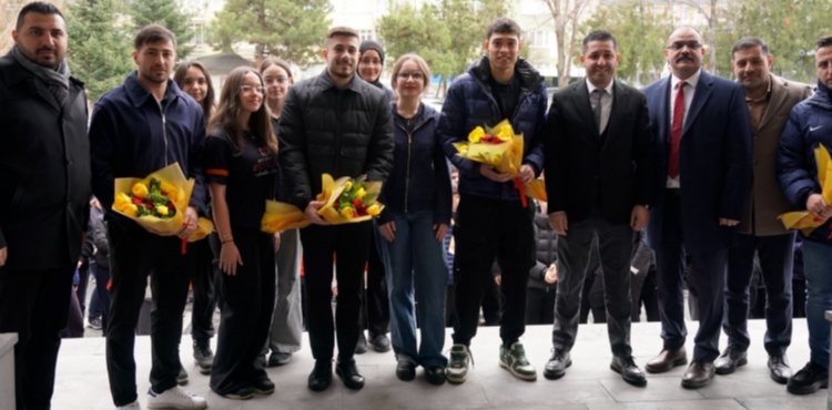Kayserisporlu futbolcular ��rencilerle bulu�tu