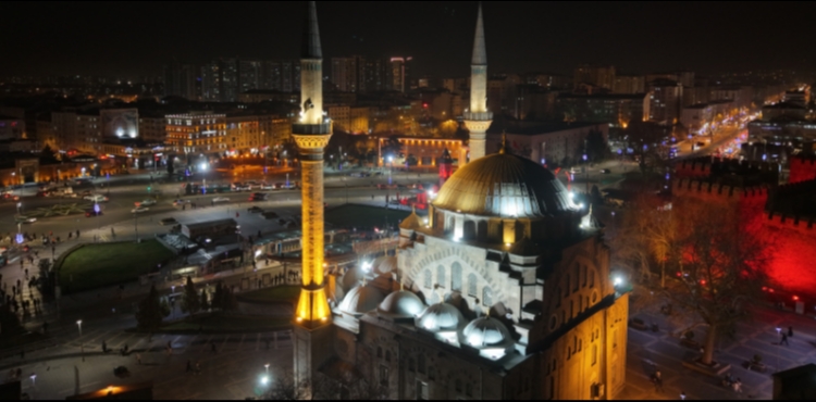 B�Y�K�EH�R �LE KAYSER�, RAMAZAN�I I�IK VE RENK ��LEN� �LE KAR�ILADI