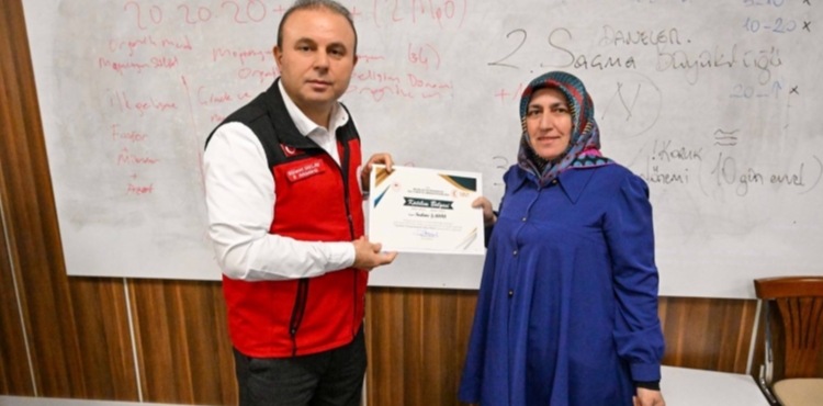 Bah�e Bak�m� Kursu�nu tamamlayan �reticilere sertifikalar� verildi