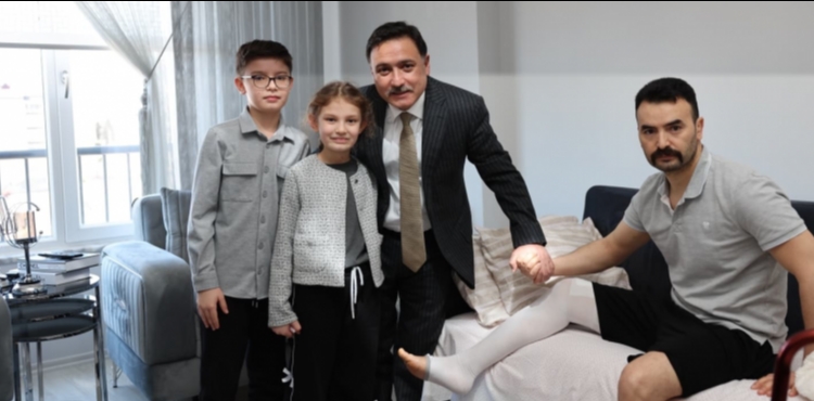 Vali G�kmen �i�ek ve Hulusi Akar�dan yaral� komisere ge�mi� olsun ziyareti