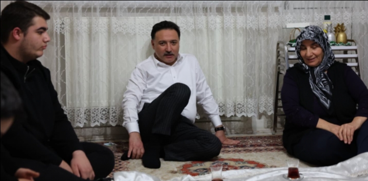 Vali G�kmen �i�ek, vatanda�lar�n iftar sofras�na konuk oldu