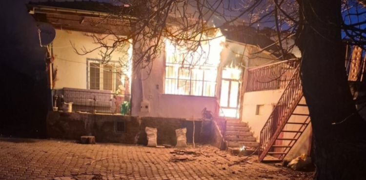 Felahiye'de m�stakil evde yang�n 