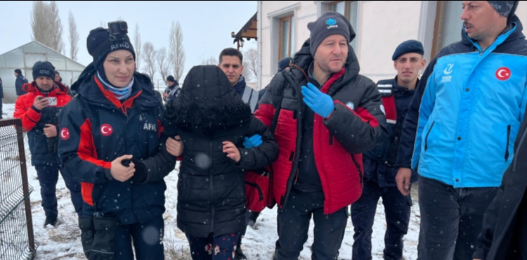 25 saat sonra bulunan �lknur, ailevi nedenlerden dolay� evden uzakla�m��