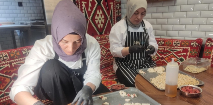 Kayseri�de as�rl�k lezzet tepsi mant�s� iftar sofralar�n� s�sl�yor