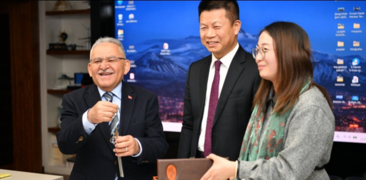 BA�KAN B�Y�KKILI�, YERL� VE YABANCI YATIRIMCILARI A�IRLADI