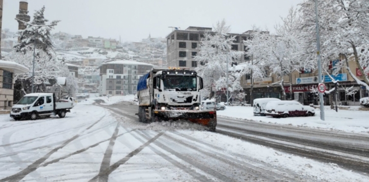 Hac�lar Belediyesi ekipleri karla m�cadele i�in sahada