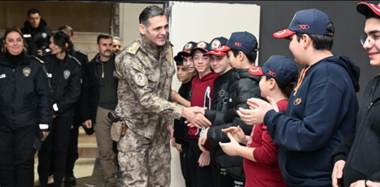 Emniyet M�d�r� Ayd�n�dan �ehit polis memurunun o�luna do�um g�n� s�rprizi