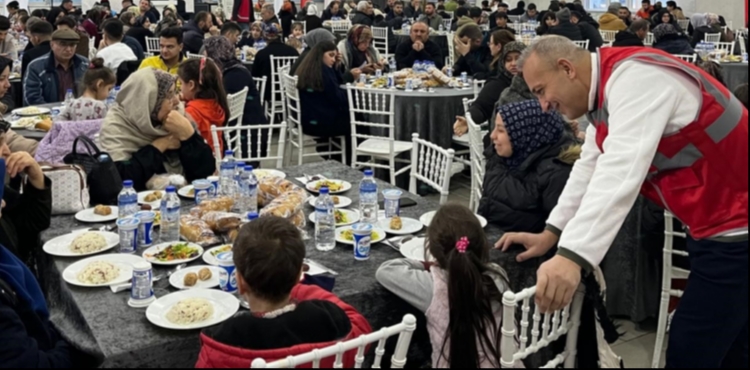 Ramazan��n Bereketi Vak�f Sofralar�nda Ya�at�l�yor