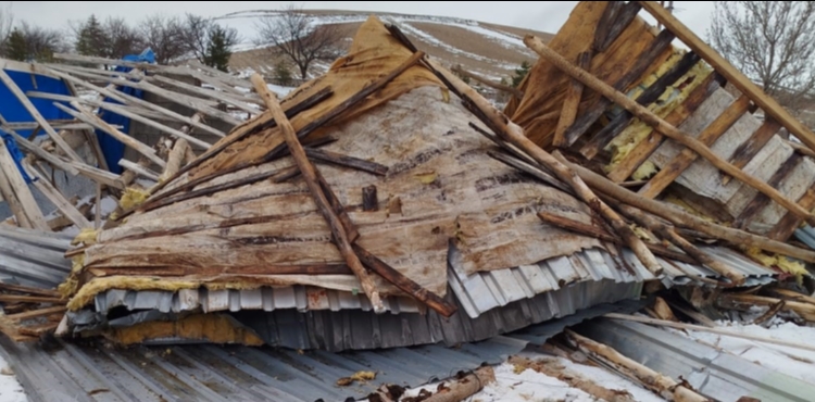 Develi�de �iddetli r�zgar besi i�letmesinin �at�s�n� u�urdu