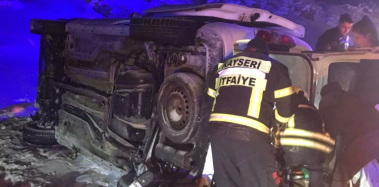 Yahyal��da hafif ticari ara� �arampole devrildi: 4 yaral�