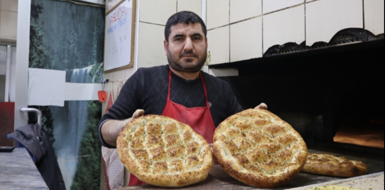 Kayseri�de hay�rseverlerin deste�iyle ask�da Ramazan pidesi uygulamas�