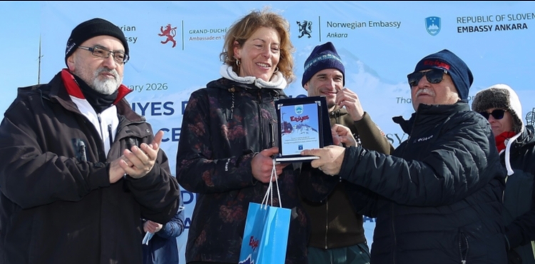 B�Y�KKILI�, 5'�NC� D�PLOMAT�K KAYAK YARI�I�NDA DERECEYE G�RENLERE �D�LLER� TAKD�M ETT�