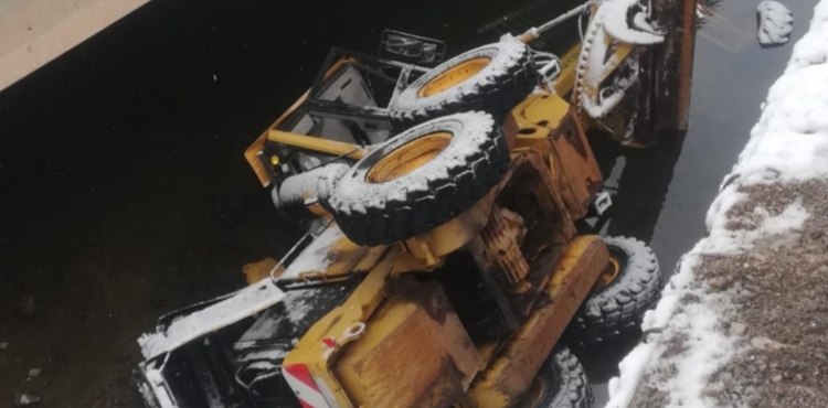 Kar k�reme �al��mas� yapan i� makinas� su kanal�na d��t�: 1 yaral�