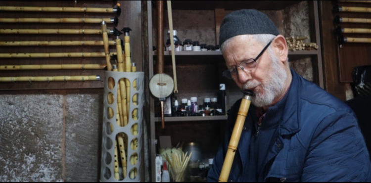 Okudu�u beyitten etkilenerek ba�lad��� neyi 40 y�ld�r �fl�yor