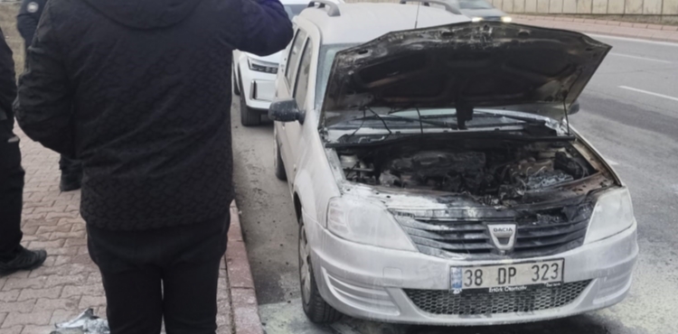 Kayseri'de seyir halindeki otomobil alev ald�