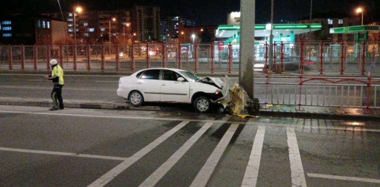 Kontrolden ��kan otomobil, tabela dire�ine �arpt�