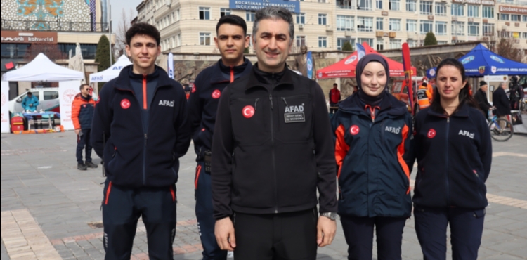 Kayseri�de Deprem Haftas��nda arama-kurtarma ekiplerinden bilgilendirme stand�