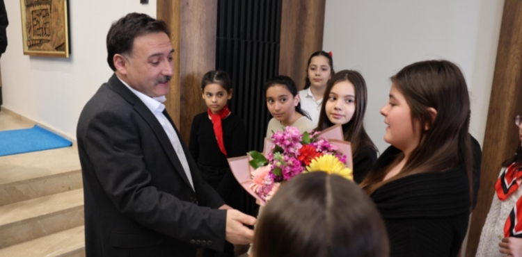 Vali �i�ek, �stiklal Mar�� yar��mas�n�n birincileriyle bulu�tu