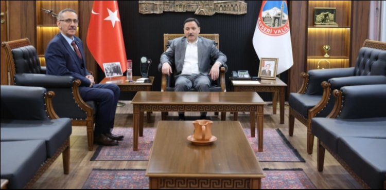 �evre, �ehircilik ve �klim De�i�ikli�i �l M�d�r� �zt�rk�ten Vali �i�ek�e ziyaret