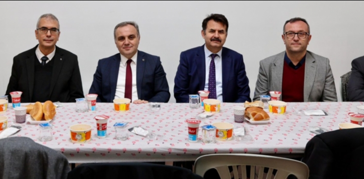 Rekt�r Prof. Dr. Altun, Eczac�l�k Fak�ltesi ��rencileri ile �ftar Yapt�