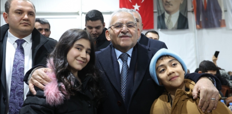 B�Y�K�EH�R, �FTAR H�ZMET�NDE 30 B�N� A�KIN VATANDA�A EL UZATARAK Y�REKLER� ISITTI