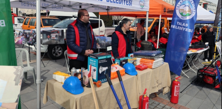 DEPREME KAR�I B�L�N� TALAS�TAN MEYDANA TA�INDI