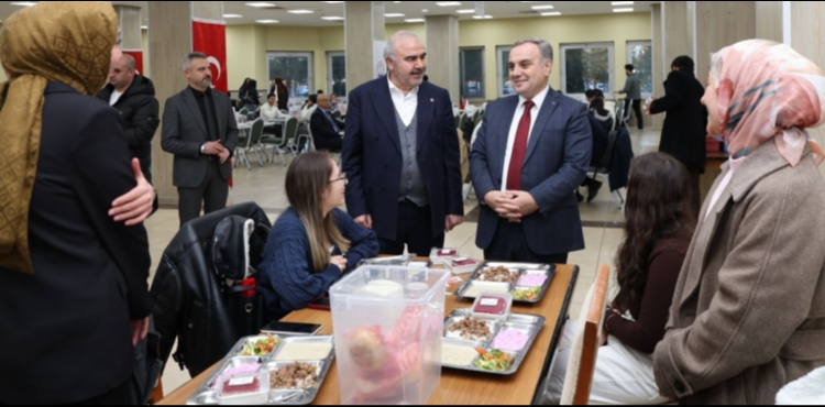 ​​Rekt�r Prof. Dr. Altun, ��renciler ile �ftar Yapt�