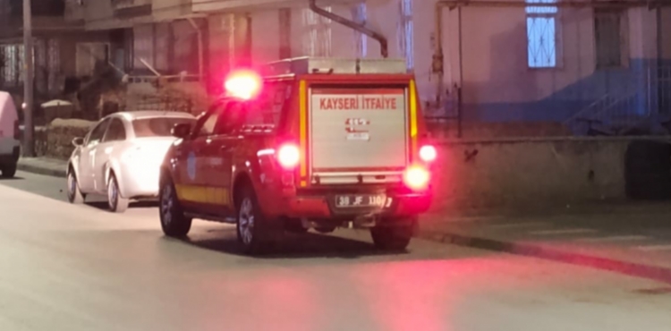 Kayseri'de asans�rde mahsur kalan kuryeyi itfaiye kurtard� 