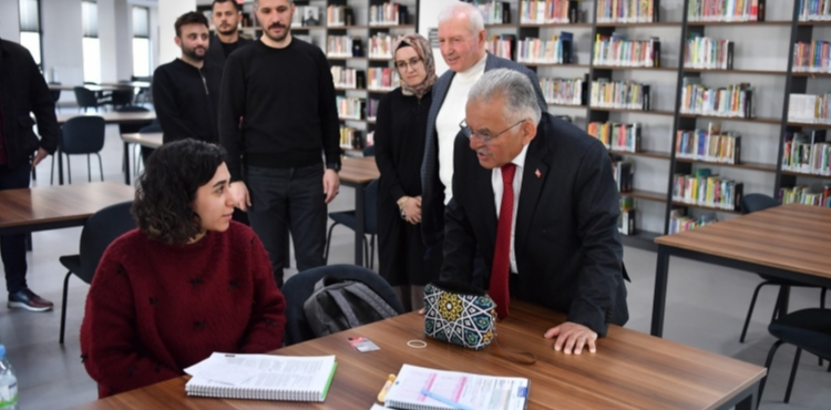 BA�KAN B�Y�KKILI� VE BAKAN YARDIMCISI BOYRAZ, TALAS MEVLANA SOSYAL YA�AM MERKEZݒN� Z�YARET ETT�