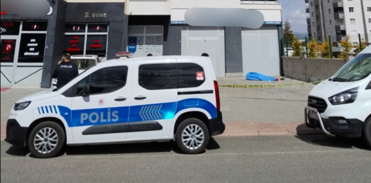 Kayseri'de 3'�nc� kattan d��en 83 ya��ndaki adam hayat�n� kaybetti