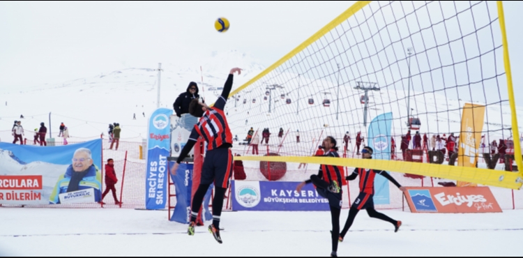 B�Y�K�EH�R �LE ERC�YES�TE KAR VOLEYBOLU HEYECANI YA�ANDI