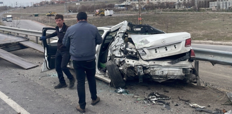Kayseri�de TIR yol kenar�nda duran otomobile �arpt�: 1 a��r yaral�