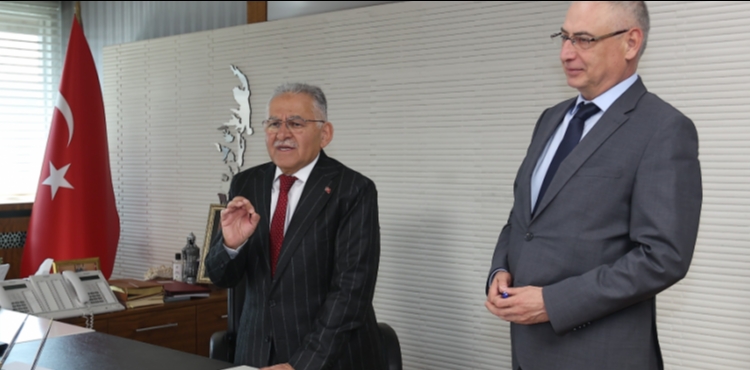 BA�KAN B�Y�KKILI�, KARTAL KATLI KAV�A�I ���N BESMELEY� �EKT�, �MZAYI ATTI