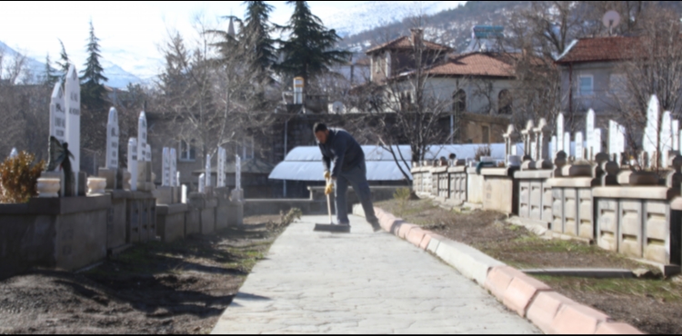 MEL�KGAZݒDE MEZARLIKLAR BAYRAM ���N TEM�ZLEND� 