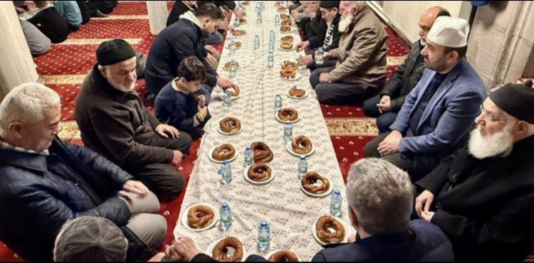 Kayseri�de geleneksel �mmet iftar� B�r�ng�z Camii�nde verildi