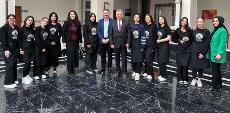 ��rencilerden Huzurevi sakinlerine bayram �ncesi bak�m deste�i