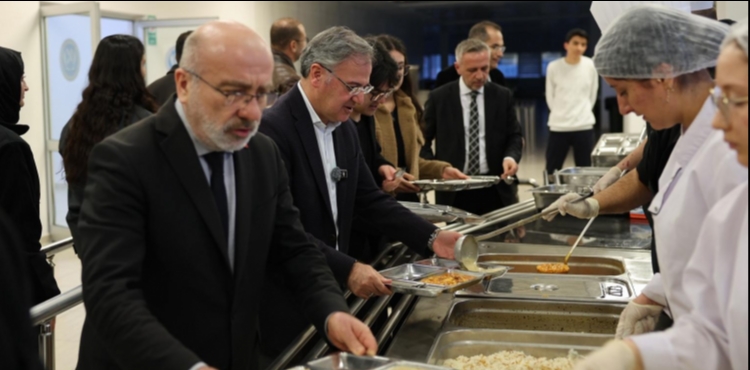 BA�KAN �ZDO�AN, KAY� ��RENC�LER�YLE �FTAR SOFRASINDA BULU�TU