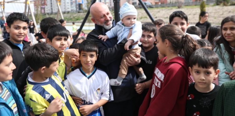 KOCAS�NAN�DA TOPRAKLA B�Y�YEN �OCUKLAR DAHA MUTLU