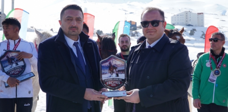 B�Y�K�EH�R �LE ERC�YES�TE GELENEKSEL SPOR R�ZG�RI: K�KB�R� VE KIZAK �AMP�YONASI 5 B�N K���Y� BULU�TURDU