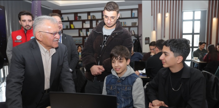 B�Y�K�EH�R�DEN UZAY VE TEKNOLOJ� HAMLES�NE G��L� DESTEK: BA�KAN B�Y�KKILI� GEN�LERLE BULU�TU